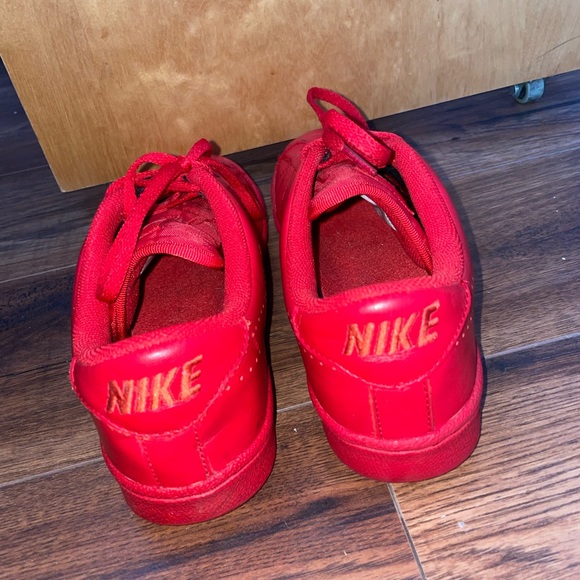 Red Nike sneakers - Picture 2 of 3